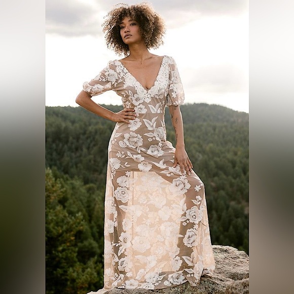 🍦Valencia Embroidered Floral Maxi Dress in Cream size M, NWT✨ - Picture 2 of 10